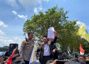 Ratusan Mahasiswa dan Masyarakat Gelar Aksi Demo Damai di DPRD Kukar