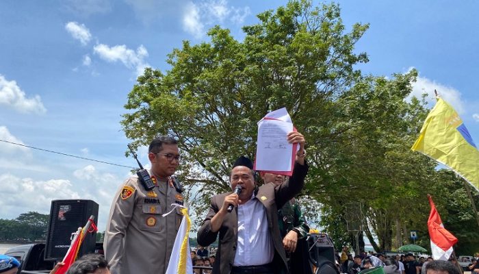 Ratusan Mahasiswa dan Masyarakat Gelar Aksi Demo Damai di DPRD Kukar
