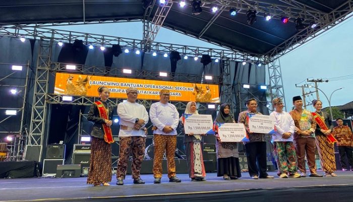 Pemkab Kukar Luncurkan Program Seragam Gratis untuk Siswa