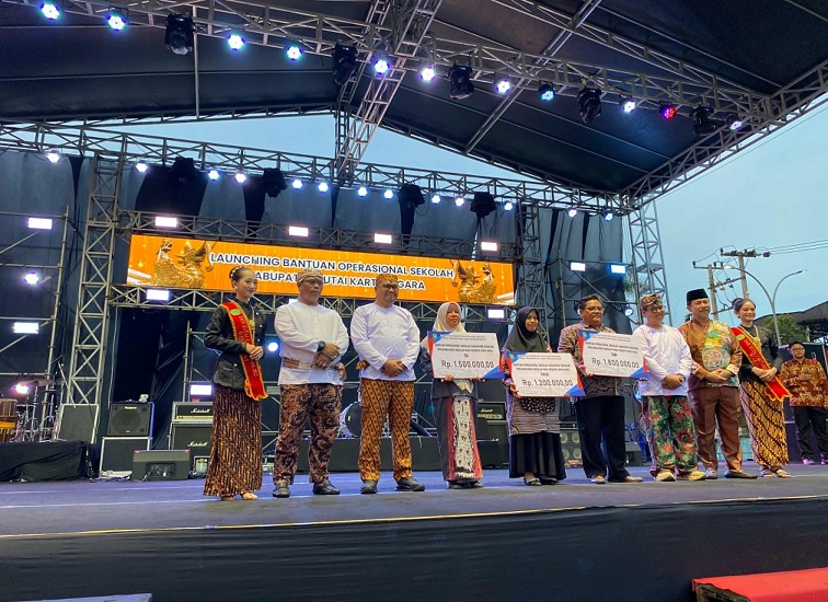 Launching Bantuan Operasional Sekolah Untuk Peserta Didik Baru Tahun 2025. (Irvan/dutakaltimnews.com)