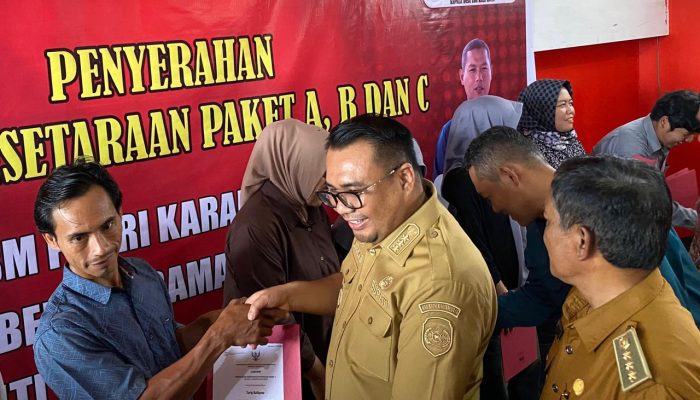 Bupati Kukar Bagikan 102 Ijasah Kesetaraan Paket A, B dan C di Loa Kulu