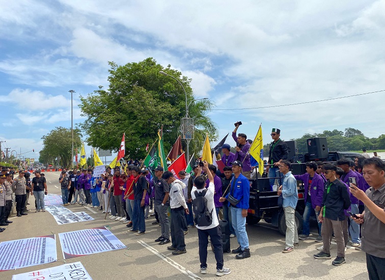 Para aksi demonstrasi geruduk DPRD Kukar