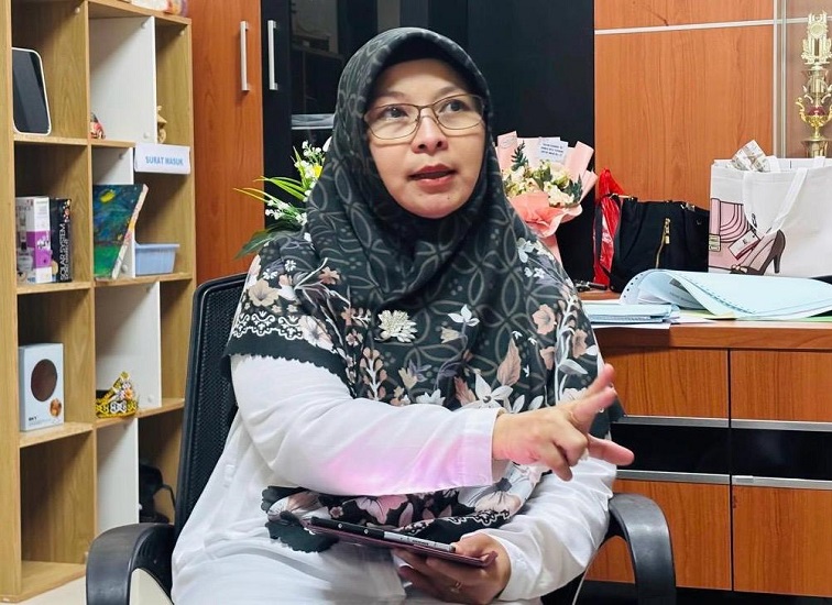 Plt. Kabid Pendidikan SMP, Disdikbud Kukar Emy Rosana Saleh (and)