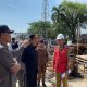 Teks Foto : Kepala Dinas PU Kukar Wiyono saat bersama  Ketua DPRD Kukar pada peninjauan lokasi pembangunan Jembatan Tenggarong (dk)
