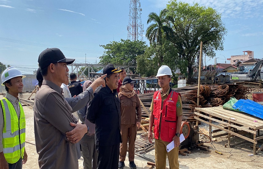 Teks Foto : Kepala Dinas PU Kukar Wiyono saat bersama  Ketua DPRD Kukar pada peninjauan lokasi pembangunan Jembatan Tenggarong (dk)