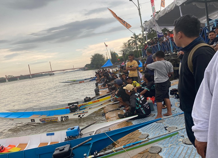Pembukaan Lomba Balap Ketinting Dalam Rangka Festival Erau Adat Kutai Tahun 2025.Irvan/dutakaltimnews.com)