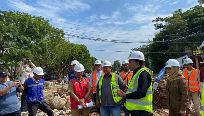 Ketua DPRD Kukar Tinjau Pembangunan Proyek Jembatan di Jalan Kartini