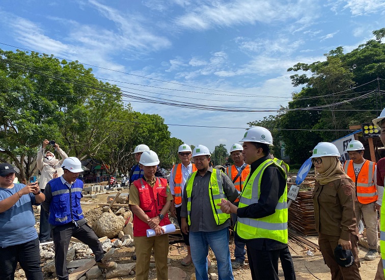 Ketua DPRD Kukar Ahmad Yani bersama wakil ketua DPRD saat melakukan peninjauan pembangunan Jembatan Tenggarong, dikawasan Jalan Kartini Tenggarong. (Irvan/dutakaltimnews.com)