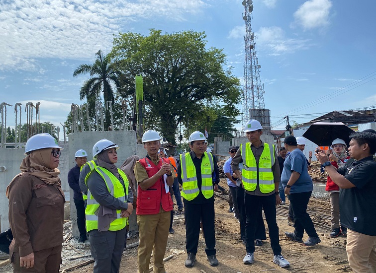 Ketua DPRD Kukar Ahmad Yani bersama wakil ketua DPRD saat melakukan peninjauan pembangunan Jembatan Tenggarong, dikawasan Jalan Kartini Tenggarong. (Irvan/dutakaltimnews.com)