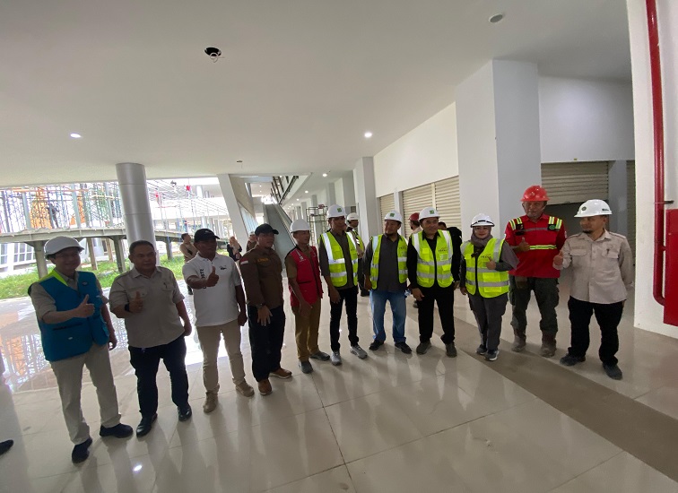 Ketua DPRD Kukar Ahmad Yani di dampingi dengan Kepala Dinas Pekerjaan Umum Wiyono meninjau proyek pembangunan pasar tangga arung Tenggarong.(Irvan/dutakaltimnews.com)