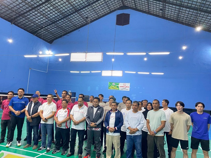 Ketua DPRD Kukar Ahmad Yani foto usai membuka kejuaraan Bulutangkis DPRD Cup Tahun 2025.(Irvan/dutakaltimnews.com