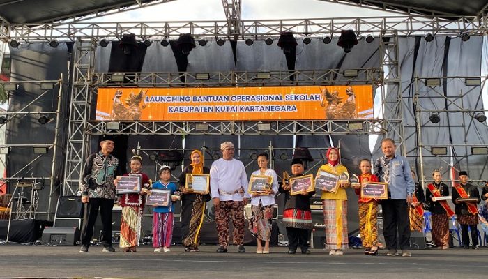 Expo 2025 Resmi Ditutup, Juara Lomba Seni Budaya Kutai Terima Penghargaan
