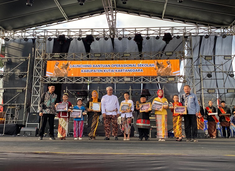 Pembagian Hadiah Lomba Seni Budaya Kutai Serta penutup Expo 2025 (Irvan/dutakaltimnes.com)