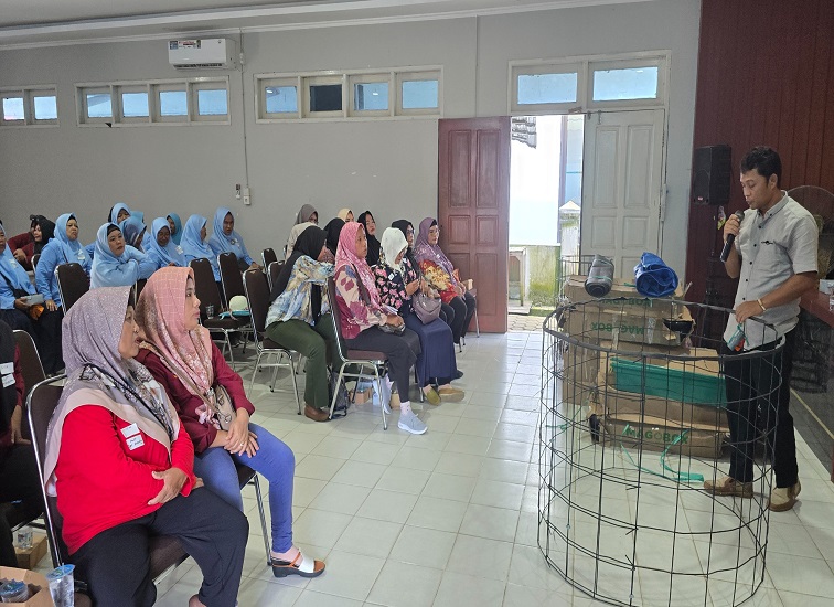 pelatihan tentang replikasi pertanian terpadu berbasis maggot dan budidaya lele bioflok bagi Kelompok Wanita Tani (KWT) di Kecamatan Anggana