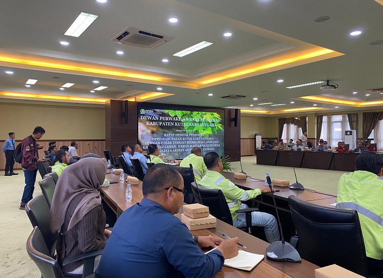 Rapat Dengan Pendapat DPRD Kukar Dengan Pihak Terkait Membahas Lanjutan Ganti Rugi Lahan Warga Masyarakat di Desa Purwajaya Akibat Aktivitas Tambang.(Irvan)