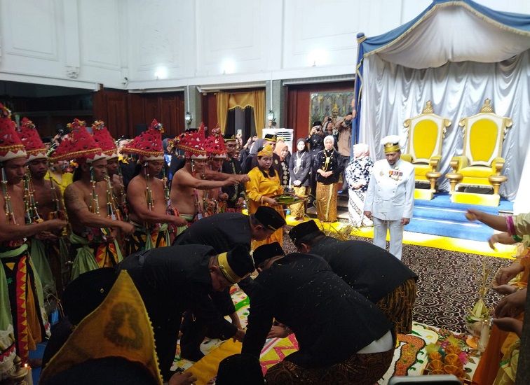 Perebahan Tiang Ayu Erau Adat Kutai Tahun 2025.Irvan/dutakaltimnesw.com)