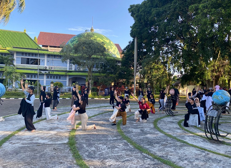 Latihan Penari Masal di halaman Planetarium Tenggarong
