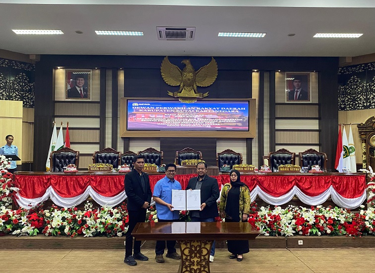 Rapat Paripurna ke-16 Masa Sidang I, Laporan Badan Anggaran Sekaligus Persetujuan Bersama Dengan Pemerintah Daerah Terhadap Raperda tentang Perubahan APBD Kukar Tahun Anggaran 2025. (Irvan/dutakaltimnews.com)