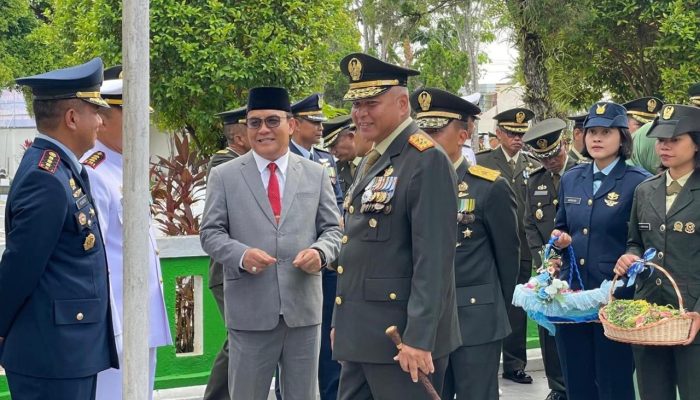 HUT ke-80 TNI, Wawali Ikuti Tabur Bunga di TMP Dharma Agung