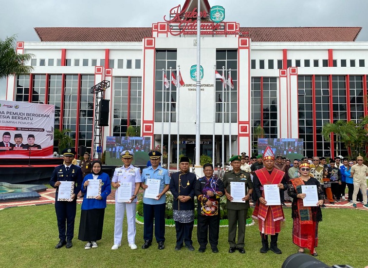 Pemkab Kukar Gelar Upacara Peringatan Hari Sumpah Pemuda 2 Upacara Peringatan Hari Sumpah Pemuda ke-97 Tahun 2025.(Irvan/dutakaltimnews.com).