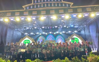 Tenggarong Juara Umum, Bupati Tutup MTQ ke-46 Kukar: Tahun Depan Digelar di Muara Jawa 3 Teks Foto: Penutupan Musabaqah Tilawatil Quran ke-46 tingkat Kabupaten Kutai Kartanegara Tahun 2025. (Irvan/dutakaltimnews.com)
