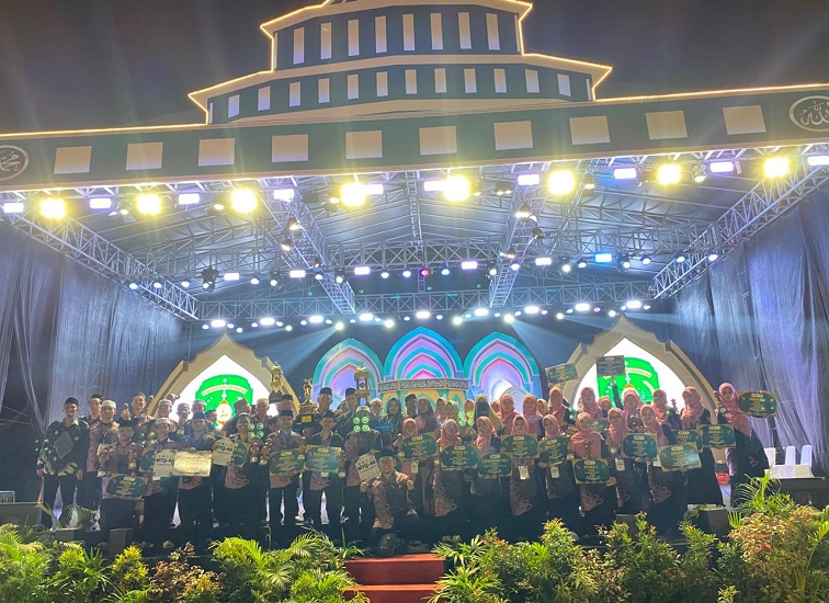 Tenggarong Juara Umum, Bupati Tutup MTQ ke-46 Kukar: Tahun Depan Digelar di Muara Jawa 1 Teks Foto: Penutupan Musabaqah Tilawatil Quran ke-46 tingkat Kabupaten Kutai Kartanegara Tahun 2025. (Irvan/dutakaltimnews.com)