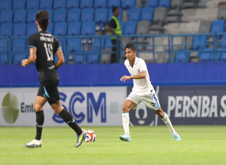 Pertandingan Persiba melawan Persela Lamongan, di Stadion Batakan, pada hari Minggu Malam, 12 Oktober 2025.(Teks foto: Ist/Dutakaltimnews.com).
