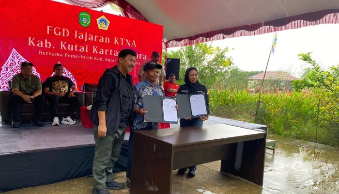 Pemkab Kukar dan Bankaltimtara Teken MoU Asuransi Kredit Kukar Idaman Terbaik untuk Petani