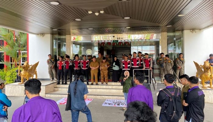 Puluhan Mahasiswa Demo, Pemkab Kukar Tegaskan Komitmen Perbaiki Penyaluran Beasiswa Kukar Idaman