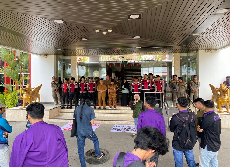 Mahasiswa Universitas Kutai Kartanegara Gelar Aksi Demonstrasi Terkait Keterlambatan Pencairan Beasiswa Kukar Idaman Tahap II. (Irvan/dutakaltimnews.com)