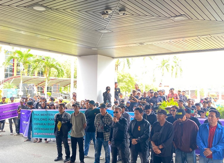 Aksi Demonstrasi Terkait, Mengwal Prinsip Efisiensi Penggunaan Dana Yang Tepat Sasaran, Dampak Sosial dan Keberpihakan terhadap Masyarakat Lokal (Irvan/dutakaltimnews.com)