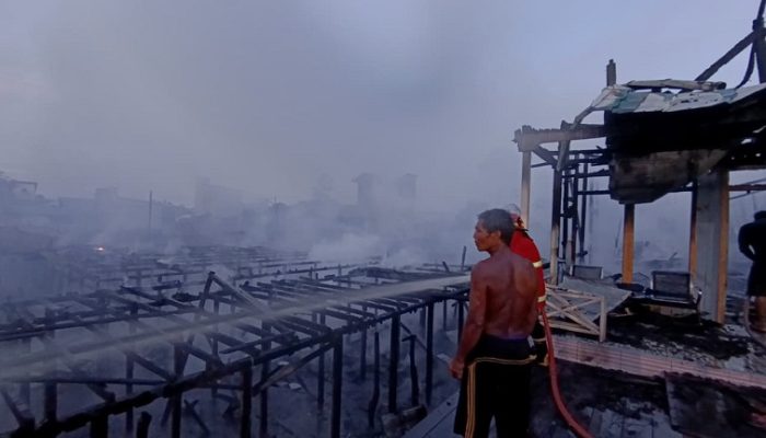 Kebakaran Hebat di Liang Ilir Hanguskan 8 Bangunan, 34 Jiwa Terdampak dan Tiga Warga Terluka