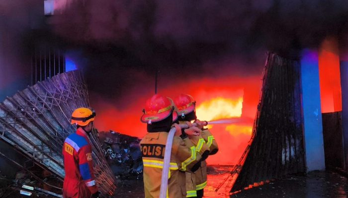 Respons Cepat BPBD Balikpapan Cegah Kebakaran Meluas di Kawasan Padat Klandasan Ilir