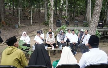 Wabup Rendi Solihin Tinjau Bukit Mahoni dan Serahkan Bantuan Alsintan untuk Petani Bangun Rejo 7 Kunjungan Kerja Wakil Bupati Kukar, ke Objek Wisata Bukit Mahoni, Desa Bangun Rejo, Kecamatan Tenggarong Seberang.(Irvan/Dutakaltimnews.com)