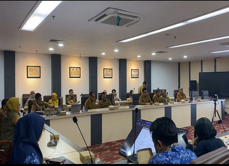 Rapat pembahasan evaluasi dan penetapan data prioritas tahun 2025 dalam penyelenggaraan Satu Data Indonesia (SDI). (Irvan/dutakaltimnews.com)