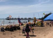 Libur Natal 2025, Ribuan Wisatawan Padati Pantai Manggar Balikpapan