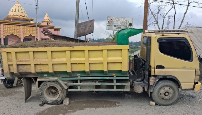 Truk Melorot Mundur Akibat As Patah, Tewaskan Pengendara Motor