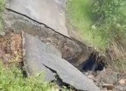 Longsor Putus Jalan Akses Wisata Waduk di Sungai Seluang, Samboja