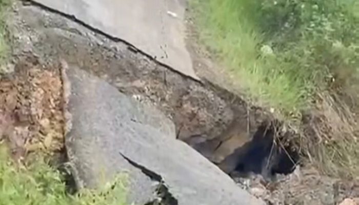 Longsor Putus Jalan Akses Wisata Waduk di Sungai Seluang, Samboja