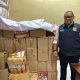 Kepala Bidang Penegakan Produk Hukum Daerah Satpol PP Kukar, Rasidi Menunjukkan Miras Hasil Penertiban Yang Akan Di Musnahkan. (Irvan/dutakaltimnews.com)