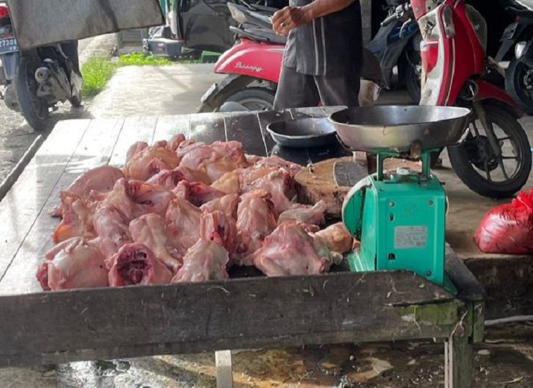 Lapak pedagang Ayam Potong di Tenggarong. (Irvan/dutakaltimnews.com)