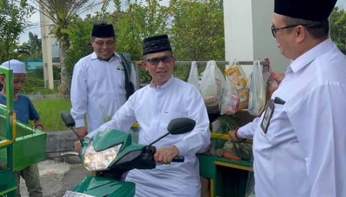 Salurkan 20 Motor Gerobak Sayur untuk Dorong Ekonomi Pedagang Kecil