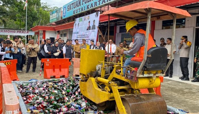 Pemkab Kukar Musnahkan 1.158 Botol Minuman Beralkohol Hasil Penindakan Perda