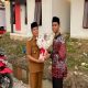 Camat Kenohon Memberikan Apresiasi Kepada Muhammad Farid Lutfi Mubarak, juara 1 cabang Tilawah Satu Juz. (Irvan/dutakaltimnews.com)