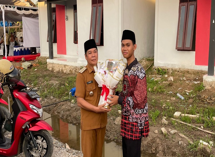 Camat Kenohon Memberikan Apresiasi Kepada Muhammad Farid Lutfi Mubarak, juara 1 cabang Tilawah Satu Juz. (Irvan/dutakaltimnews.com)