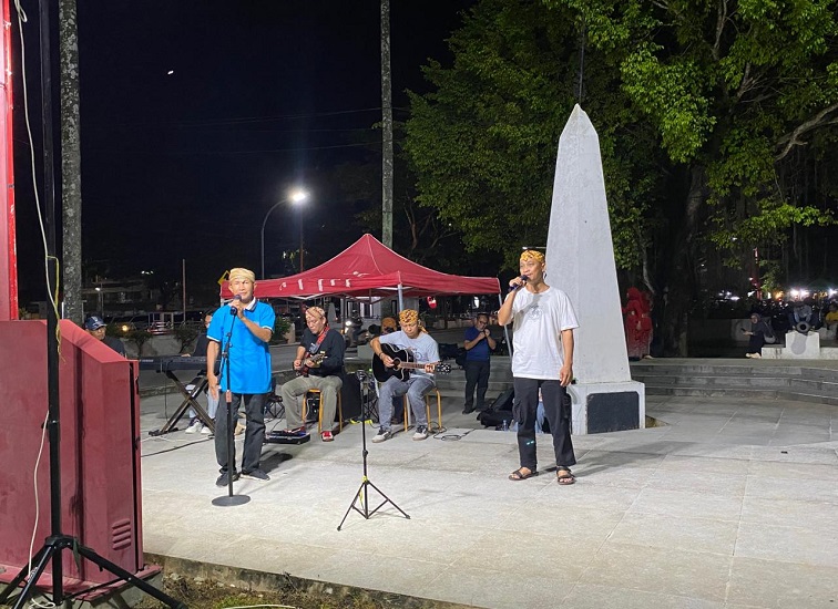 Takeru Band menampilkan pertunjukan seni musik tradisional Kutai di kawasan Titik Nol Tenggarong. (Irvan/dutakaltimnews.com)