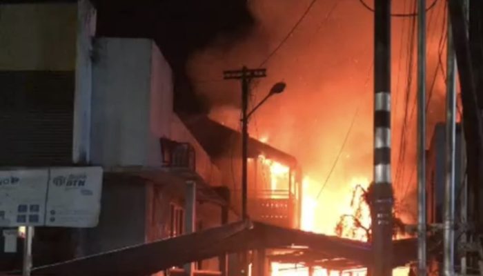 Api Mengamuk Saat Warga Terlelap, Rumah Kosong di Gunung Sari Ulu Ludes Terbakar