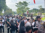 Ribuan Pelajar dan Warga Padati Jalan Sudirman, Sambut Presiden Prabowo di Balikpapan