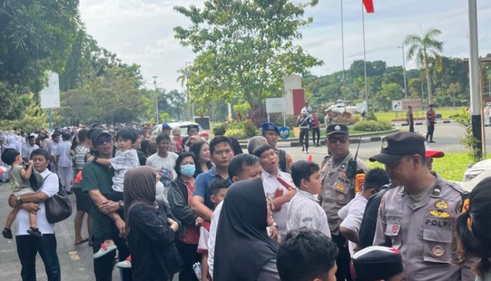 Ribuan Pelajar dan Warga Padati Jalan Sudirman, Sambut Presiden Prabowo di Balikpapan