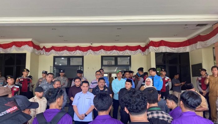 Mahasiswa Unikarta Demo di DPRD Kukar, Tolak Wacana Pilkada Dipilih Melalui DPRD
